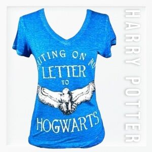 Harry Potter Letter to Hogwarts Fitted V-Neck Tee sz M